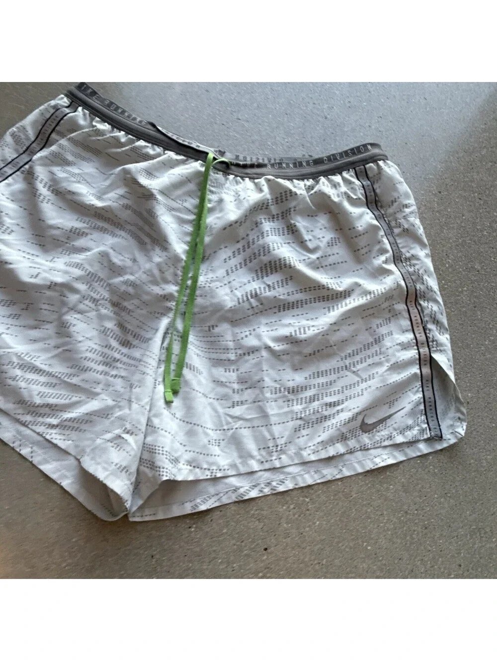 Nike Running  Division Shorts Men’s Sz XL Ivory